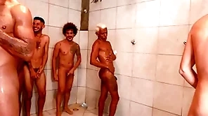 Partida de futebol acaba numa suruba not any chuveiro e vestiario.