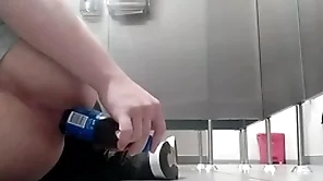 Me follo el culo brush botella en baño público y alguien me vio