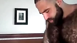 Peludão tatuado comendo urso passivo