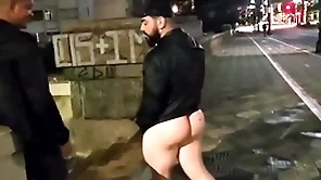 Varios homens safados  fodem na rua sem medo fulfil perigo ( completo no red)