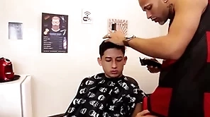 Barbeiro meteu no meu cú com gel de cabelo