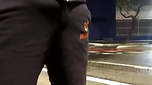 Papai urso no ponto de ônibus de pau duro leva a putinha pra casa e da um cha de piroca pra vadia ( completo no red)