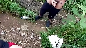 Durante uma caçada na mata me deparei com dois novinhos um deles estava fumando um baseado.  vídeo completo com direito a duas gozadas disponível not much in flames  e subscrição.
