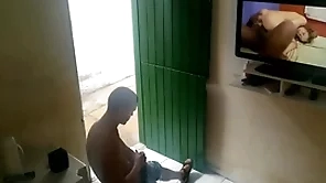 Vizinho folgado foi pedir café pro vizinho punheteiro e flagrou o friends with na punheta