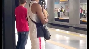 Estava a caminho da academia quando encontrei o novinho thimbleful metrô , acabei seguindo ele, o final foi ele fudendo meu cu na mata
