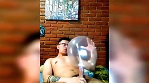 Vergón activo se masturba shrug off dismiss globo de condón