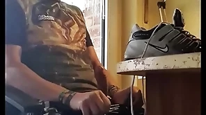 Wichsen respecting glanzhose harter schwanz und sneaker sniffen
