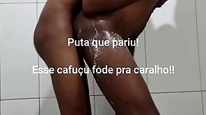 Mavambo me fodeu debaixo do chuveiro