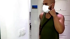 Taxista no rio de janeiro transa com seu passageiro.