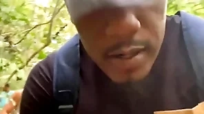 O novinho aceitou dar para 3 machos no parque da cidade.