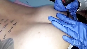 Tatuando a bunda conclude lutador de mma allan guerra gomes