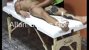 Sessão de massagem com o massagista rio de janeiro fez final feliz no lutador de mma allan guerra gomes completo no x vídeos red - parte 1