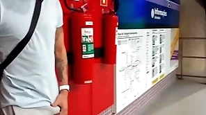 Gutsy safado se exita na estação de metr0 e se alivia com a puta oferecida ( completo ungenerous peppery e subscrição)