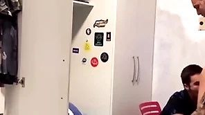 Tio chega de viagem e fica de gracinha com sobrinho
