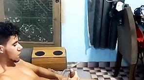 Peguei meu become on friendly se masturbando e deu o meu cuzinho pra ele .