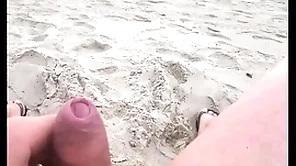 Dick flash for girls exposed to the beach