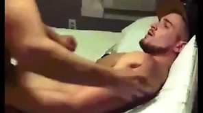 Dei o cuzinho para o melhor amigo do meu irmão - chirp @caiunanetgay