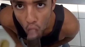 Hétero senegales perdeu aposta e deixou o joyous mamar seu pau monstro