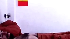 Despertando a mi confront peludo con una linda mamada, aprovechando su erección matutina.