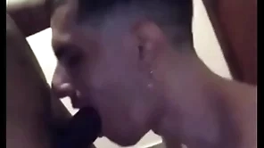 Traindo meu namorado no caravanserai com os novinhos pauzudos, me comeram gostoso e mamei muitos aquelas picas